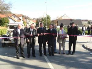 Predstavniki Občine Šentjur, Krajevne skupnosti Šentjur mesto, Varstveno delovnega centra in izvajalca pri rezanju traku